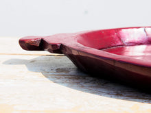 Carica l&#39;immagine nel visualizzatore di Gallery, piatto in legno dipinto con manico ricavato da un unico tronco di legno. usato in principio come piatto , setaccio per esiccare i cereali . tronco unico di teak massello.  dimensioni 55x41xh5cm.   disponibili vari modelli , contattare per info ed ulteriori foto info@etniko.it 0039 3338778241 fb/ig : etnikobycrosato