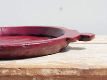 Carica l&#39;immagine nel visualizzatore di Gallery, piatto in legno dipinto con manico ricavato da un unico tronco di legno. usato in principio come piatto , setaccio per esiccare i cereali . tronco unico di teak massello.  dimensioni 55x41xh5cm.   disponibili vari modelli , contattare per info ed ulteriori foto info@etniko.it 0039 3338778241 fb/ig : etnikobycrosato