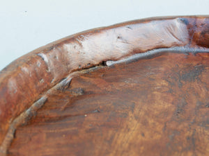piatto in legno con manico ricavato da un unico tronco di legno.  usato in principio come piatto , setaccio per esiccare i cereali .  tronco unico di teak massello databile inizio / metà 900 .  dimensioni 40x54xh6cm.    disponibili vari modelli , contattare per info ed ulteriori foto info@etniko.it 0039 3338778241 fb/ig : etnikobycrosato
