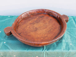 piatto in legno con manico ricavato da un unico tronco di legno.  usato in principio come piatto , setaccio per esiccare i cereali .  tronco unico di teak massello databile inizio / metà 900 .  dimensioni 40x54xh6cm.    disponibili vari modelli , contattare per info ed ulteriori foto info@etniko.it 0039 3338778241 fb/ig : etnikobycrosato