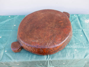 piatto in legno con manico ricavato da un unico tronco di legno.  usato in principio come piatto , setaccio per esiccare i cereali .  tronco unico di teak massello databile inizio / metà 900 .  dimensioni 40x54xh6cm.    disponibili vari modelli , contattare per info ed ulteriori foto info@etniko.it 0039 3338778241 fb/ig : etnikobycrosato
