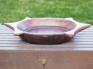 piatto in legno con manico ricavato da un unico tronco di legno. usato in principio come piatto , setaccio per esiccare i cereali . tronco unico di teak massello.  dimensioni 52x38  h7cm.   disponibili vari modelli , contattare per info ed ulteriori foto info@etniko.it 0039 3338778241 fb/ig : etnikobycrosato