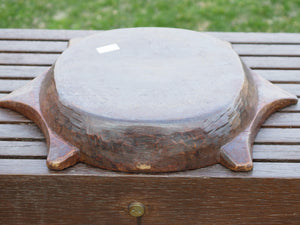 piatto in legno con manico ricavato da un unico tronco di legno. usato in principio come piatto , setaccio per esiccare i cereali . tronco unico di teak massello.  dimensioni 52x38  h7cm.   disponibili vari modelli , contattare per info ed ulteriori foto info@etniko.it 0039 3338778241 fb/ig : etnikobycrosato