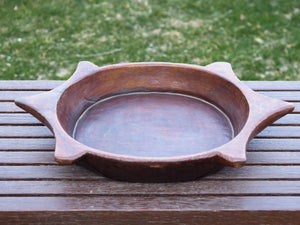 piatto in legno con manico ricavato da un unico tronco di legno. usato in principio come piatto , setaccio per esiccare i cereali . tronco unico di teak massello.  dimensioni 52x38  h7cm.   disponibili vari modelli , contattare per info ed ulteriori foto info@etniko.it 0039 3338778241 fb/ig : etnikobycrosato