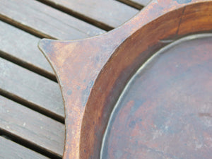 piatto in legno con manico ricavato da un unico tronco di legno. usato in principio come piatto , setaccio per esiccare i cereali . tronco unico di teak massello.  dimensioni 52x38  h7cm.   disponibili vari modelli , contattare per info ed ulteriori foto info@etniko.it 0039 3338778241 fb/ig : etnikobycrosato