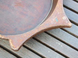 piatto in legno con manico ricavato da un unico tronco di legno. usato in principio come piatto , setaccio per esiccare i cereali . tronco unico di teak massello.  dimensioni 52x38  h7cm.   disponibili vari modelli , contattare per info ed ulteriori foto info@etniko.it 0039 3338778241 fb/ig : etnikobycrosato