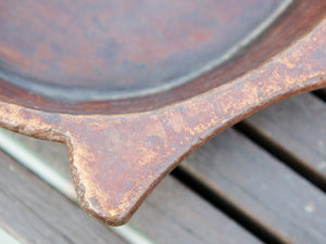 piatto in legno con manico ricavato da un unico tronco di legno. usato in principio come piatto , setaccio per esiccare i cereali . tronco unico di teak massello.  dimensioni 52x38  h7cm.   disponibili vari modelli , contattare per info ed ulteriori foto info@etniko.it 0039 3338778241 fb/ig : etnikobycrosato
