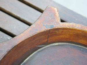piatto in legno con manico ricavato da un unico tronco di legno. usato in principio come piatto , setaccio per esiccare i cereali . tronco unico di teak massello.  dimensioni 52x38  h7cm.   disponibili vari modelli , contattare per info ed ulteriori foto info@etniko.it 0039 3338778241 fb/ig : etnikobycrosato