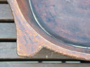 piatto in legno con manico ricavato da un unico tronco di legno. usato in principio come piatto , setaccio per esiccare i cereali . tronco unico di teak massello.  dimensioni 52x38  h7cm.   disponibili vari modelli , contattare per info ed ulteriori foto info@etniko.it 0039 3338778241 fb/ig : etnikobycrosato