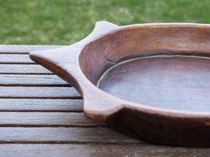 piatto in legno con manico ricavato da un unico tronco di legno. usato in principio come piatto , setaccio per esiccare i cereali . tronco unico di teak massello.  dimensioni 52x38  h7cm.   disponibili vari modelli , contattare per info ed ulteriori foto info@etniko.it 0039 3338778241 fb/ig : etnikobycrosato