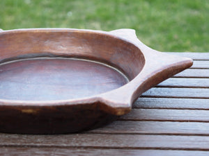 piatto in legno con manico ricavato da un unico tronco di legno. usato in principio come piatto , setaccio per esiccare i cereali . tronco unico di teak massello.  dimensioni 52x38  h7cm.   disponibili vari modelli , contattare per info ed ulteriori foto info@etniko.it 0039 3338778241 fb/ig : etnikobycrosato