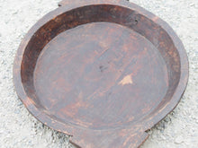 Carica l&#39;immagine nel visualizzatore di Gallery, piatto in legno ricavato da un unico tronco di legno. usato in principio come piatto , setaccio per esiccare i cereali . tronco unico di teak massello databile inizio / metà 900 .  dimensioni 65x46 h7cm.   disponibili vari modelli , contattare per info ed ulteriori foto info@etniko.it 0039 3338778241 fb/ig : etnikobycrosato
