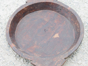 piatto in legno ricavato da un unico tronco di legno. usato in principio come piatto , setaccio per esiccare i cereali . tronco unico di teak massello databile inizio / metà 900 .  dimensioni 65x46 h7cm.   disponibili vari modelli , contattare per info ed ulteriori foto info@etniko.it 0039 3338778241 fb/ig : etnikobycrosato