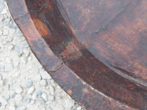 piatto in legno ricavato da un unico tronco di legno. usato in principio come piatto , setaccio per esiccare i cereali . tronco unico di teak massello databile inizio / metà 900 .  dimensioni 65x46 h7cm.   disponibili vari modelli , contattare per info ed ulteriori foto info@etniko.it 0039 3338778241 fb/ig : etnikobycrosato