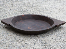Carica l&#39;immagine nel visualizzatore di Gallery, piatto in legno ricavato da un unico tronco di legno. usato in principio come piatto , setaccio per esiccare i cereali . tronco unico di teak massello databile inizio / metà 900 .  dimensioni 65x46 h7cm.   disponibili vari modelli , contattare per info ed ulteriori foto info@etniko.it 0039 3338778241 fb/ig : etnikobycrosato