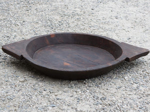 piatto in legno ricavato da un unico tronco di legno. usato in principio come piatto , setaccio per esiccare i cereali . tronco unico di teak massello databile inizio / metà 900 .  dimensioni 65x46 h7cm.   disponibili vari modelli , contattare per info ed ulteriori foto info@etniko.it 0039 3338778241 fb/ig : etnikobycrosato