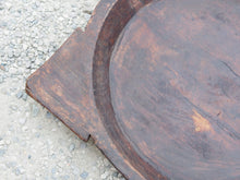 Carica l&#39;immagine nel visualizzatore di Gallery, piatto in legno ricavato da un unico tronco di legno. usato in principio come piatto , setaccio per esiccare i cereali . tronco unico di teak massello databile inizio / metà 900 .  dimensioni 65x46 h7cm.   disponibili vari modelli , contattare per info ed ulteriori foto info@etniko.it 0039 3338778241 fb/ig : etnikobycrosato
