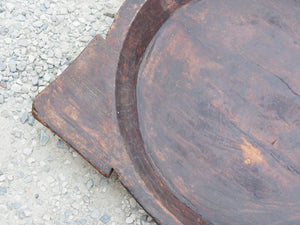 piatto in legno ricavato da un unico tronco di legno. usato in principio come piatto , setaccio per esiccare i cereali . tronco unico di teak massello databile inizio / metà 900 .  dimensioni 65x46 h7cm.   disponibili vari modelli , contattare per info ed ulteriori foto info@etniko.it 0039 3338778241 fb/ig : etnikobycrosato
