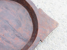 Carica l&#39;immagine nel visualizzatore di Gallery, piatto in legno ricavato da un unico tronco di legno. usato in principio come piatto , setaccio per esiccare i cereali . tronco unico di teak massello databile inizio / metà 900 .  dimensioni 65x46 h7cm.   disponibili vari modelli , contattare per info ed ulteriori foto info@etniko.it 0039 3338778241 fb/ig : etnikobycrosato