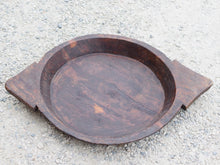 Carica l&#39;immagine nel visualizzatore di Gallery, piatto in legno ricavato da un unico tronco di legno. usato in principio come piatto , setaccio per esiccare i cereali . tronco unico di teak massello databile inizio / metà 900 .  dimensioni 65x46 h7cm.   disponibili vari modelli , contattare per info ed ulteriori foto info@etniko.it 0039 3338778241 fb/ig : etnikobycrosato