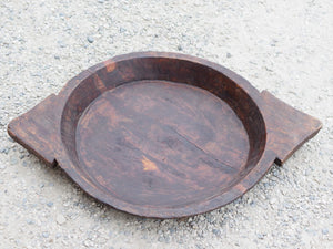piatto in legno ricavato da un unico tronco di legno. usato in principio come piatto , setaccio per esiccare i cereali . tronco unico di teak massello databile inizio / metà 900 .  dimensioni 65x46 h7cm.   disponibili vari modelli , contattare per info ed ulteriori foto info@etniko.it 0039 3338778241 fb/ig : etnikobycrosato