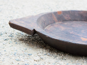 piatto in legno ricavato da un unico tronco di legno. usato in principio come piatto , setaccio per esiccare i cereali . tronco unico di teak massello databile inizio / metà 900 .  dimensioni 65x46 h7cm.   disponibili vari modelli , contattare per info ed ulteriori foto info@etniko.it 0039 3338778241 fb/ig : etnikobycrosato