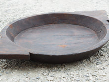 Carica l&#39;immagine nel visualizzatore di Gallery, piatto in legno ricavato da un unico tronco di legno. usato in principio come piatto , setaccio per esiccare i cereali . tronco unico di teak massello databile inizio / metà 900 .  dimensioni 65x46 h7cm.   disponibili vari modelli , contattare per info ed ulteriori foto info@etniko.it 0039 3338778241 fb/ig : etnikobycrosato