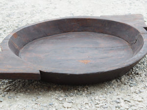 piatto in legno ricavato da un unico tronco di legno. usato in principio come piatto , setaccio per esiccare i cereali . tronco unico di teak massello databile inizio / metà 900 .  dimensioni 65x46 h7cm.   disponibili vari modelli , contattare per info ed ulteriori foto info@etniko.it 0039 3338778241 fb/ig : etnikobycrosato