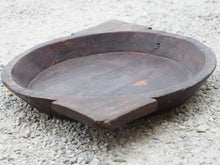 Carica l&#39;immagine nel visualizzatore di Gallery, piatto in legno ricavato da un unico tronco di legno. usato in principio come piatto , setaccio per esiccare i cereali . tronco unico di teak massello databile inizio / metà 900 .  dimensioni 65x46 h7cm.   disponibili vari modelli , contattare per info ed ulteriori foto info@etniko.it 0039 3338778241 fb/ig : etnikobycrosato