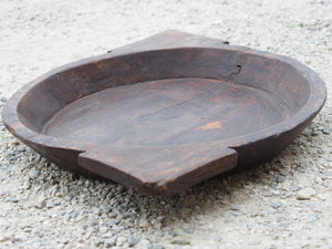 piatto in legno ricavato da un unico tronco di legno. usato in principio come piatto , setaccio per esiccare i cereali . tronco unico di teak massello databile inizio / metà 900 .  dimensioni 65x46 h7cm.   disponibili vari modelli , contattare per info ed ulteriori foto info@etniko.it 0039 3338778241 fb/ig : etnikobycrosato