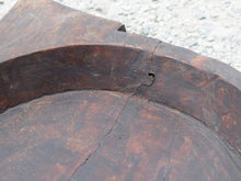 Carica l&#39;immagine nel visualizzatore di Gallery, piatto in legno ricavato da un unico tronco di legno. usato in principio come piatto , setaccio per esiccare i cereali . tronco unico di teak massello databile inizio / metà 900 .  dimensioni 65x46 h7cm.   disponibili vari modelli , contattare per info ed ulteriori foto info@etniko.it 0039 3338778241 fb/ig : etnikobycrosato