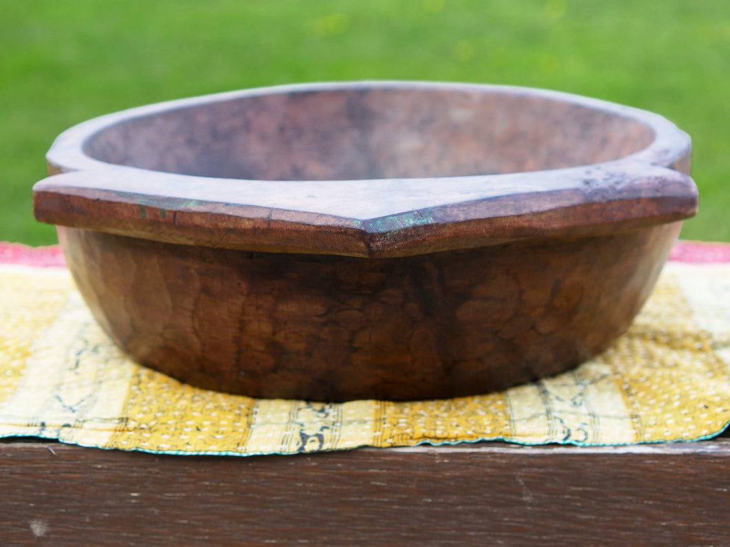 piatto in legno con manico ricavato da un unico tronco di legno.  dimensioni 40x50 h13cm.