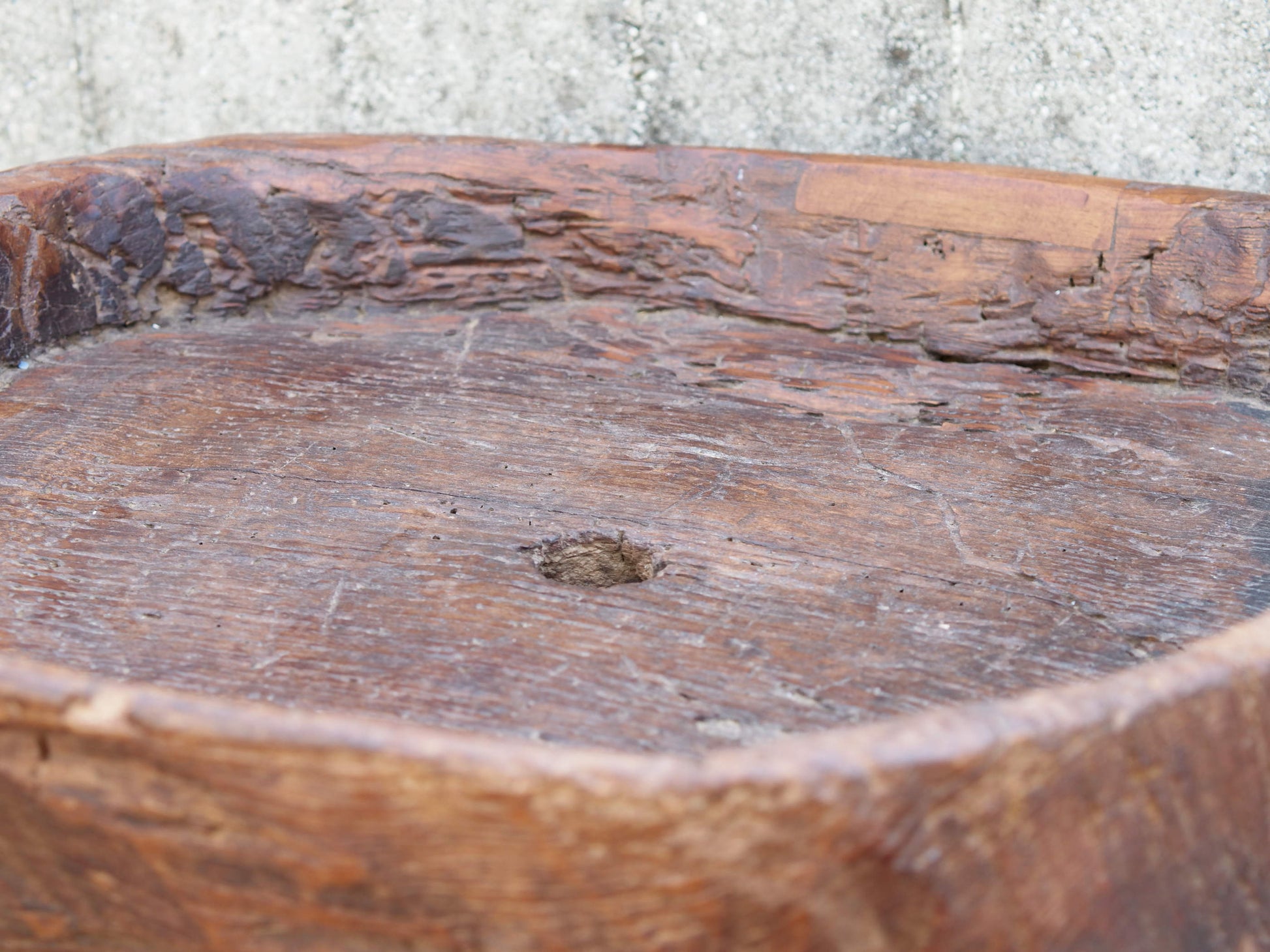 vecchio particolare piatto in legno con scolo e foro centrale ricavato da un unico tronco di legno. dimensioni 67x53 h12cm.