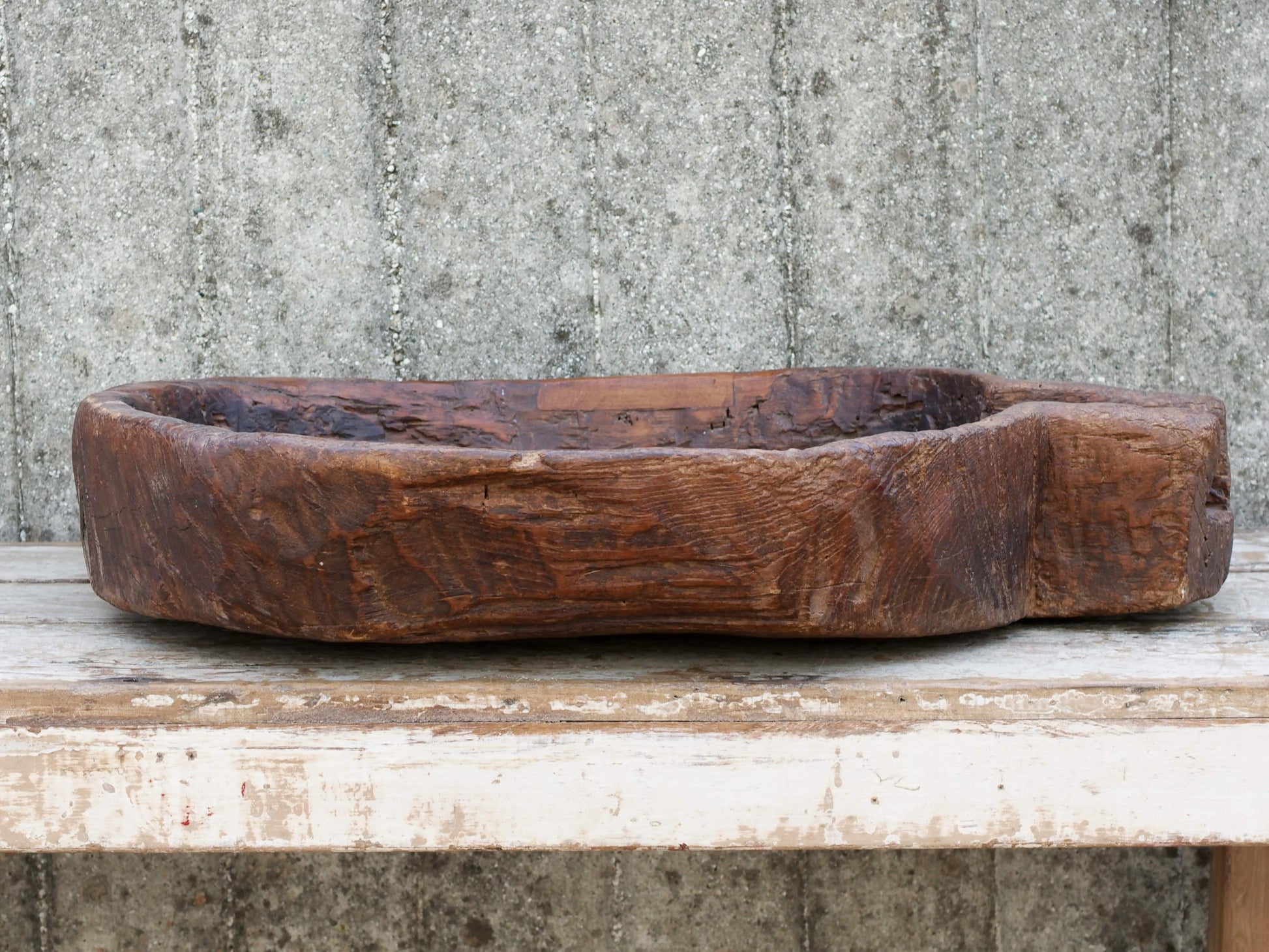 vecchio particolare piatto in legno con scolo e foro centrale ricavato da un unico tronco di legno. dimensioni 67x53 h12cm.