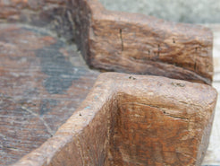 vecchio particolare piatto in legno con scolo e foro centrale ricavato da un unico tronco di legno. dimensioni 67x53 h12cm.