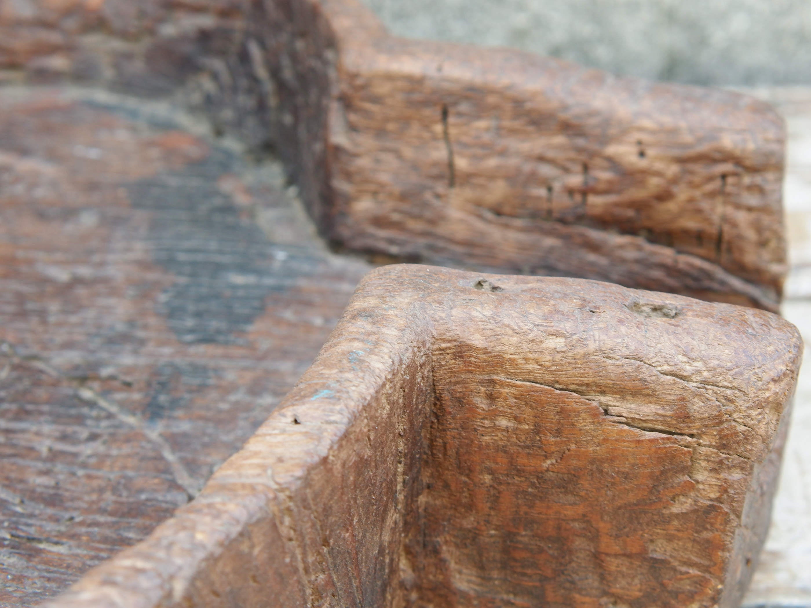 vecchio particolare piatto in legno con scolo e foro centrale ricavato da un unico tronco di legno. dimensioni 67x53 h12cm.
