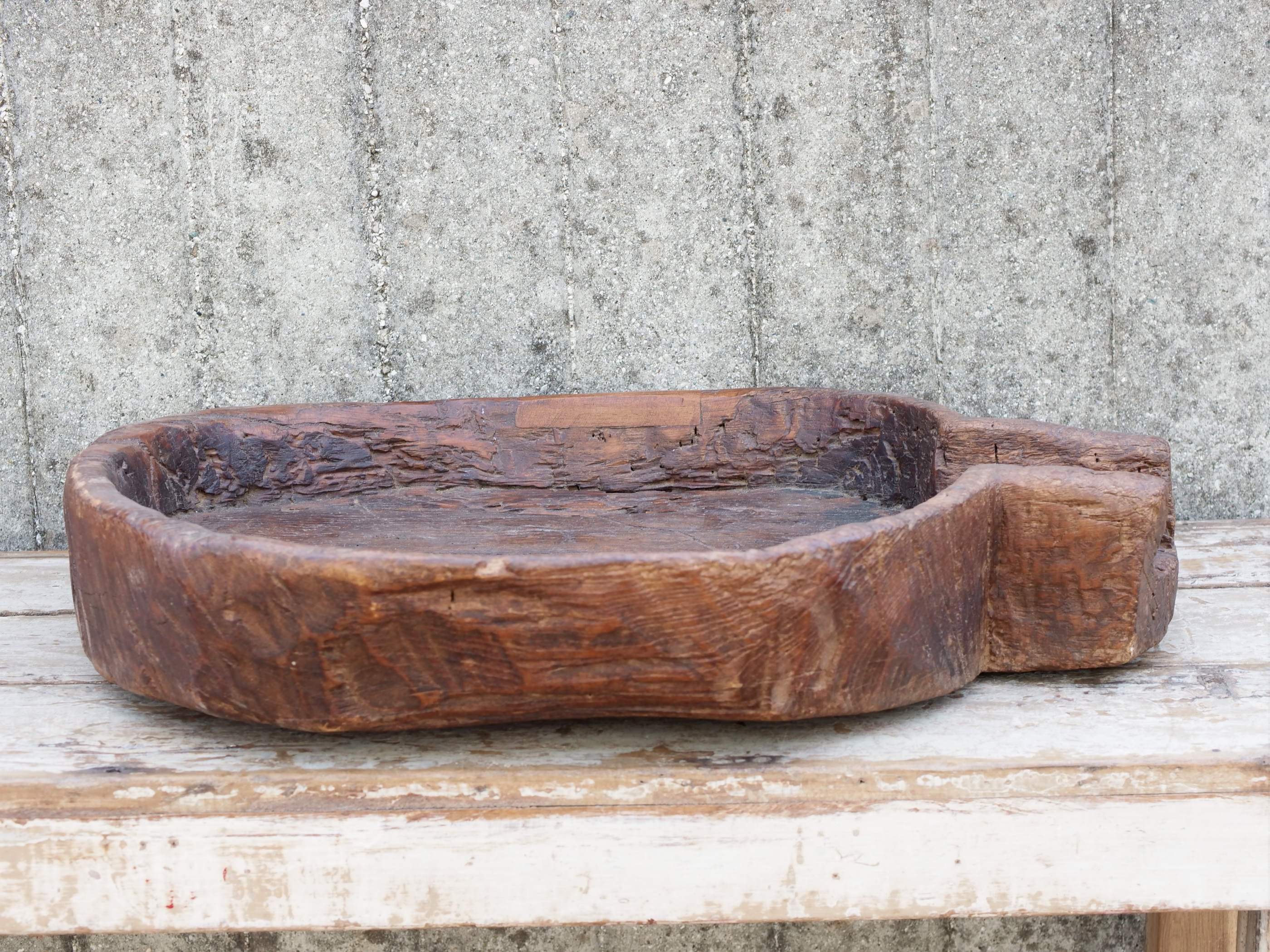 vecchio particolare piatto in legno con scolo e foro centrale ricavato da un unico tronco di legno. dimensioni 67x53 h12cm.