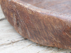 vecchio particolare piatto in legno con scolo e foro centrale ricavato da un unico tronco di legno. dimensioni 67x53 h12cm.