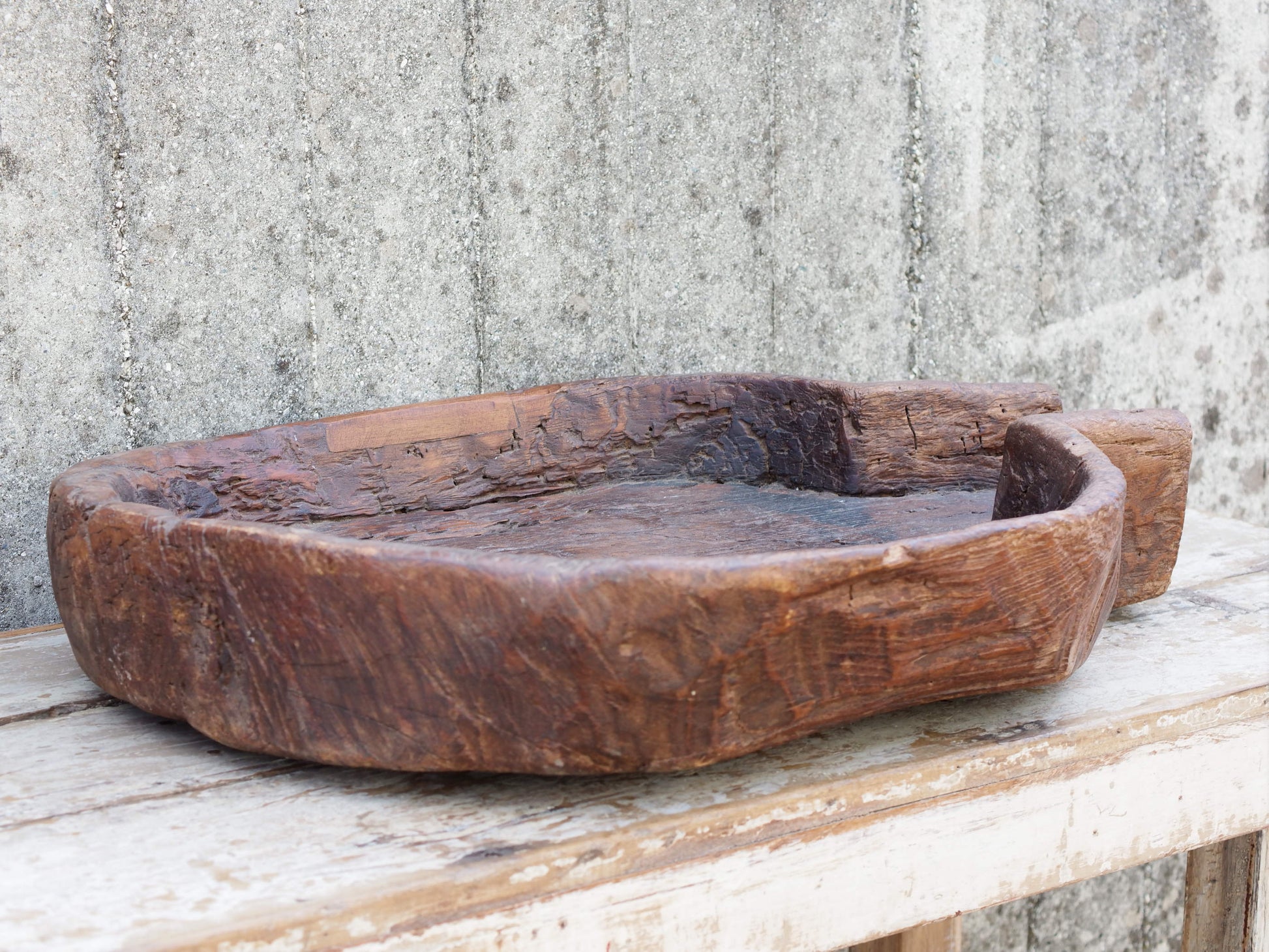 vecchio particolare piatto in legno con scolo e foro centrale ricavato da un unico tronco di legno. dimensioni 67x53 h12cm.