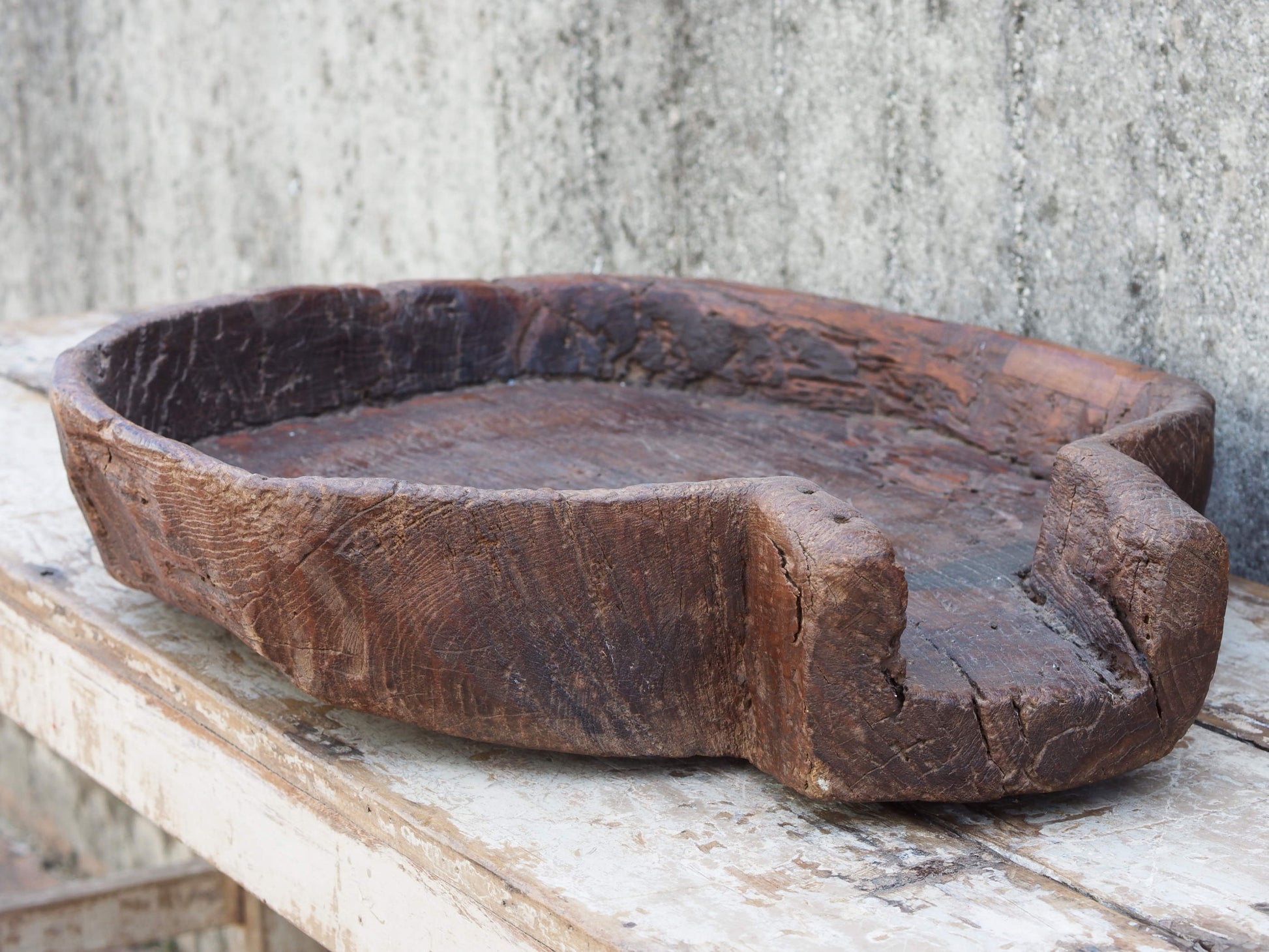vecchio particolare piatto in legno con scolo e foro centrale ricavato da un unico tronco di legno. dimensioni 67x53 h12cm.