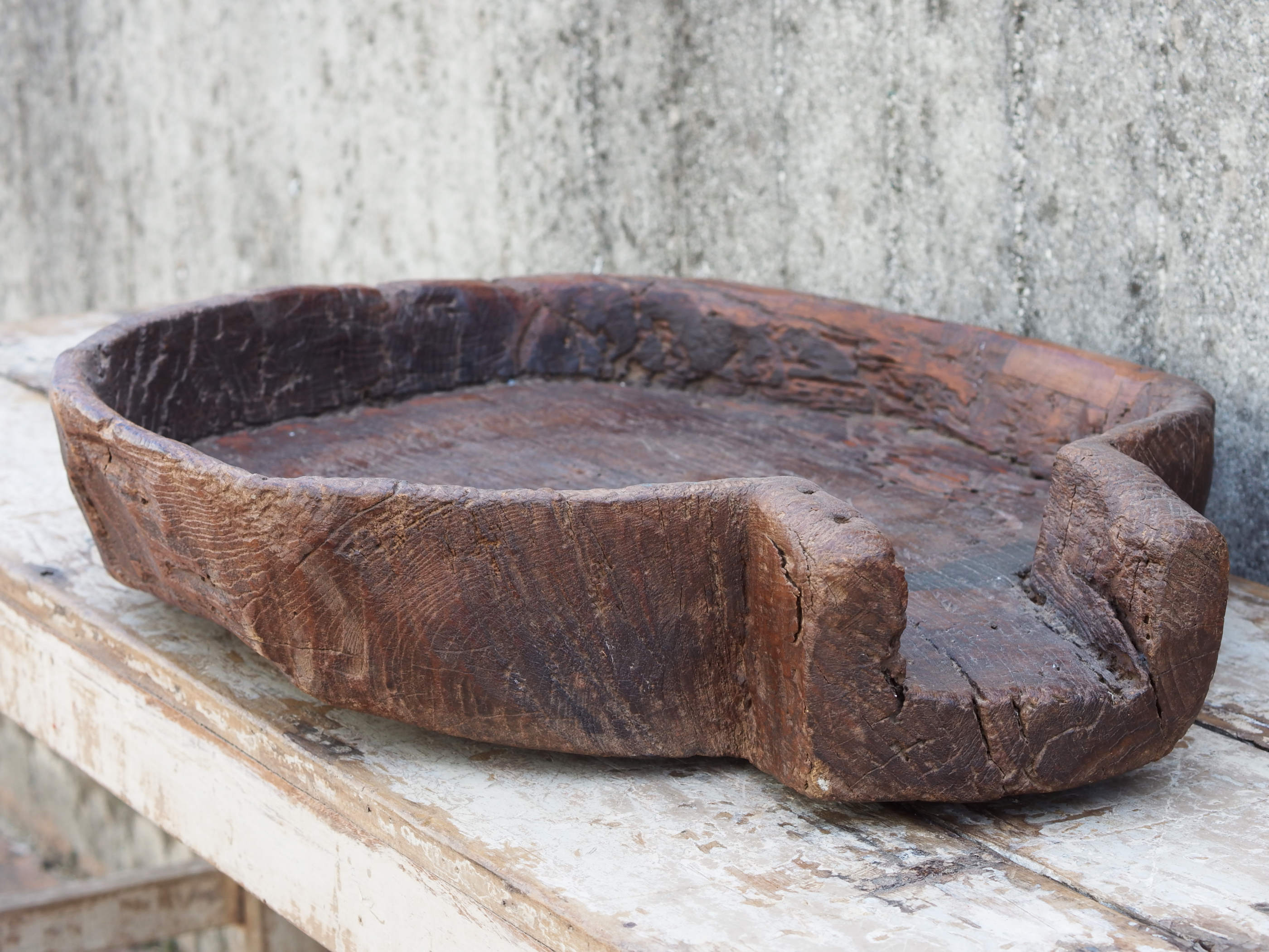 vecchio particolare piatto in legno con scolo e foro centrale ricavato da un unico tronco di legno. dimensioni 67x53 h12cm.