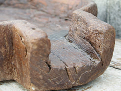 vecchio particolare piatto in legno con scolo e foro centrale ricavato da un unico tronco di legno. dimensioni 67x53 h12cm.