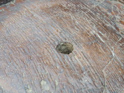 vecchio particolare piatto in legno con scolo e foro centrale ricavato da un unico tronco di legno. dimensioni 67x53 h12cm.