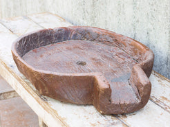 vecchio particolare piatto in legno con scolo e foro centrale ricavato da un unico tronco di legno. dimensioni 67x53 h12cm.