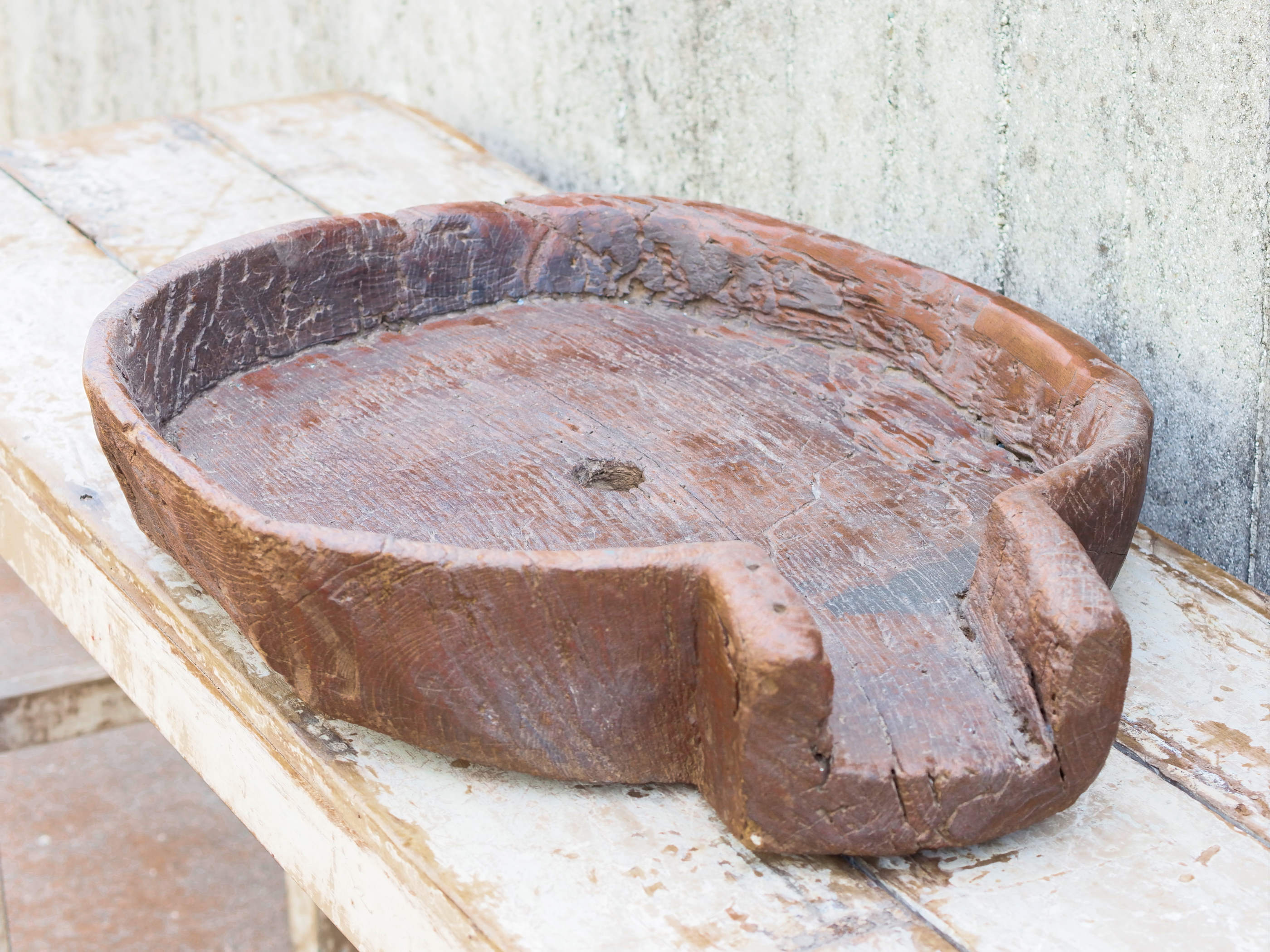 vecchio particolare piatto in legno con scolo e foro centrale ricavato da un unico tronco di legno. dimensioni 67x53 h12cm.
