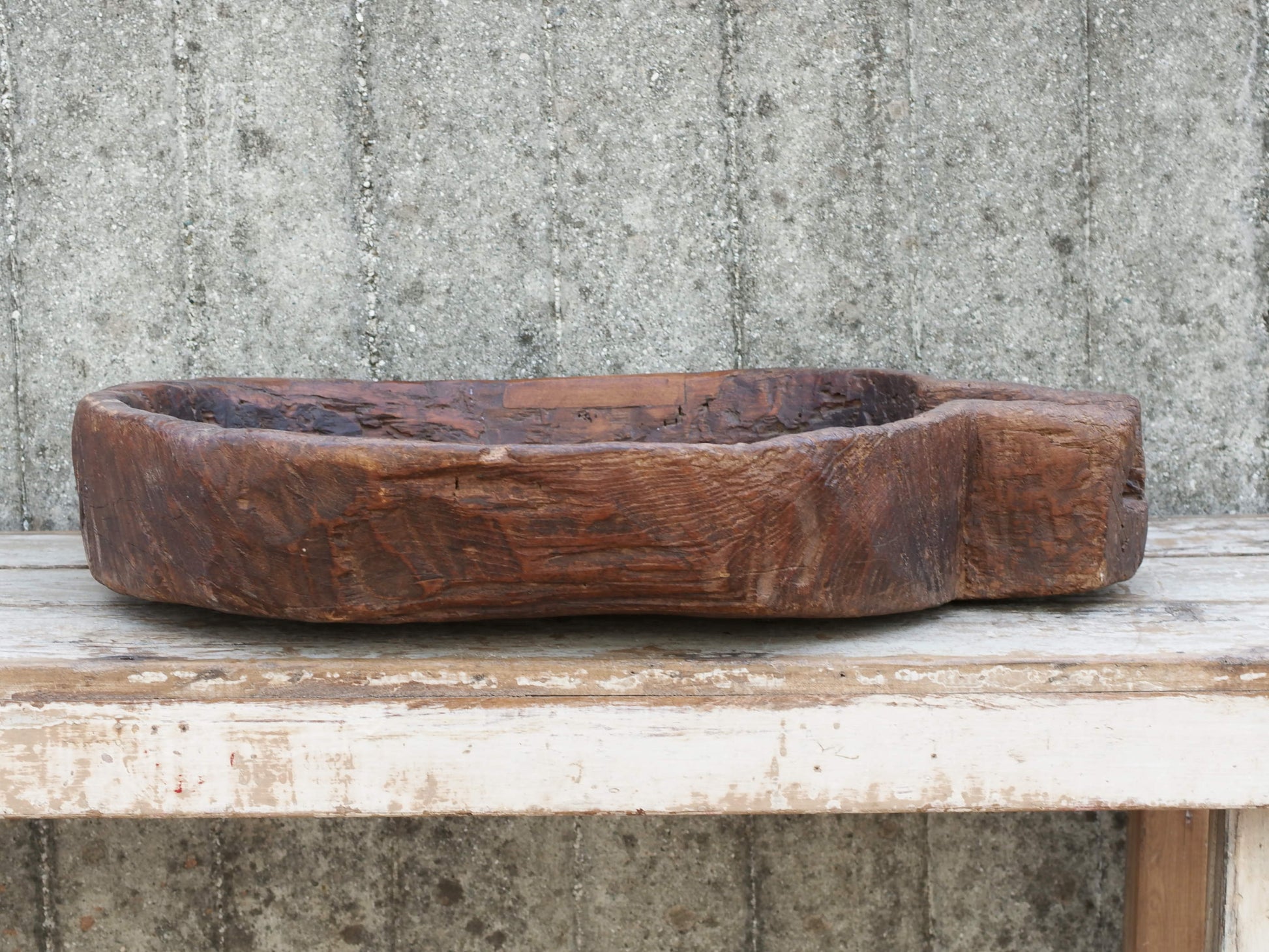 vecchio particolare piatto in legno con scolo e foro centrale ricavato da un unico tronco di legno. dimensioni 67x53 h12cm.
