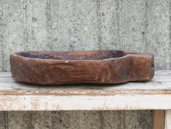 vecchio particolare piatto in legno con scolo e foro centrale ricavato da un unico tronco di legno. dimensioni 67x53 h12cm.