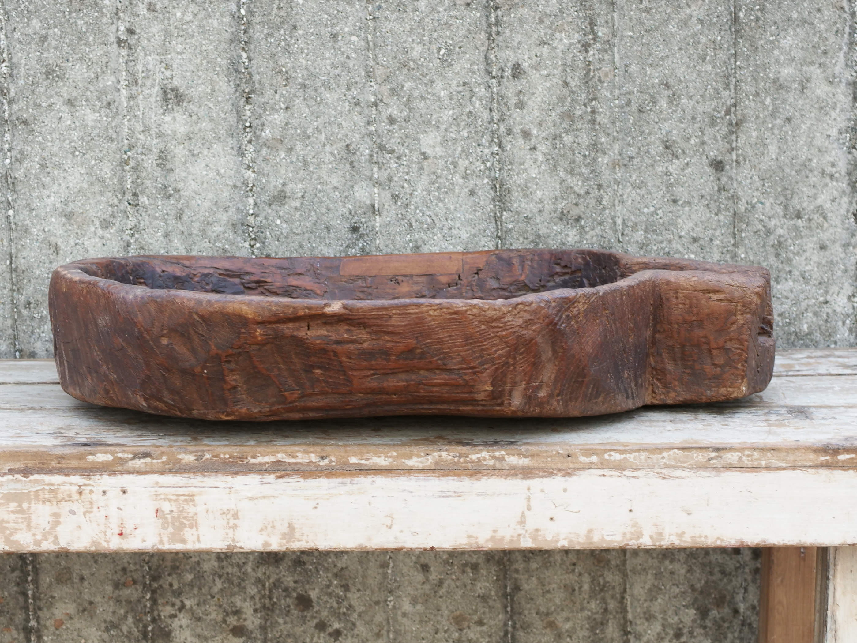 vecchio particolare piatto in legno con scolo e foro centrale ricavato da un unico tronco di legno. dimensioni 67x53 h12cm.