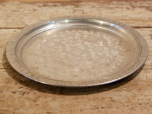Carica l&#39;immagine nel visualizzatore di Gallery, Piatto Marocco In Alluminio Lavorato Ad Incisione. Pezzo Unico.  Dimensioni diametro 29 profondità 2cm  per ulteriori info o dettagli: info@etniko.it 0039 3338778241 ig/fb : etniko by crosato etsy : etnikobycrosato