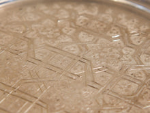 Carica l&#39;immagine nel visualizzatore di Gallery, Piatto Marocco In Alluminio Lavorato Ad Incisione. Pezzo Unico.  Dimensioni diametro 29 profondità 2cm  per ulteriori info o dettagli: info@etniko.it 0039 3338778241 ig/fb : etniko by crosato etsy : etnikobycrosato